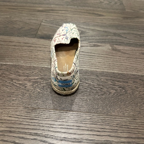 TOMS Women’s 7W Slip-On Shoes Rainbow Music Notes Print Canvas Flats - Picture 8 of 11